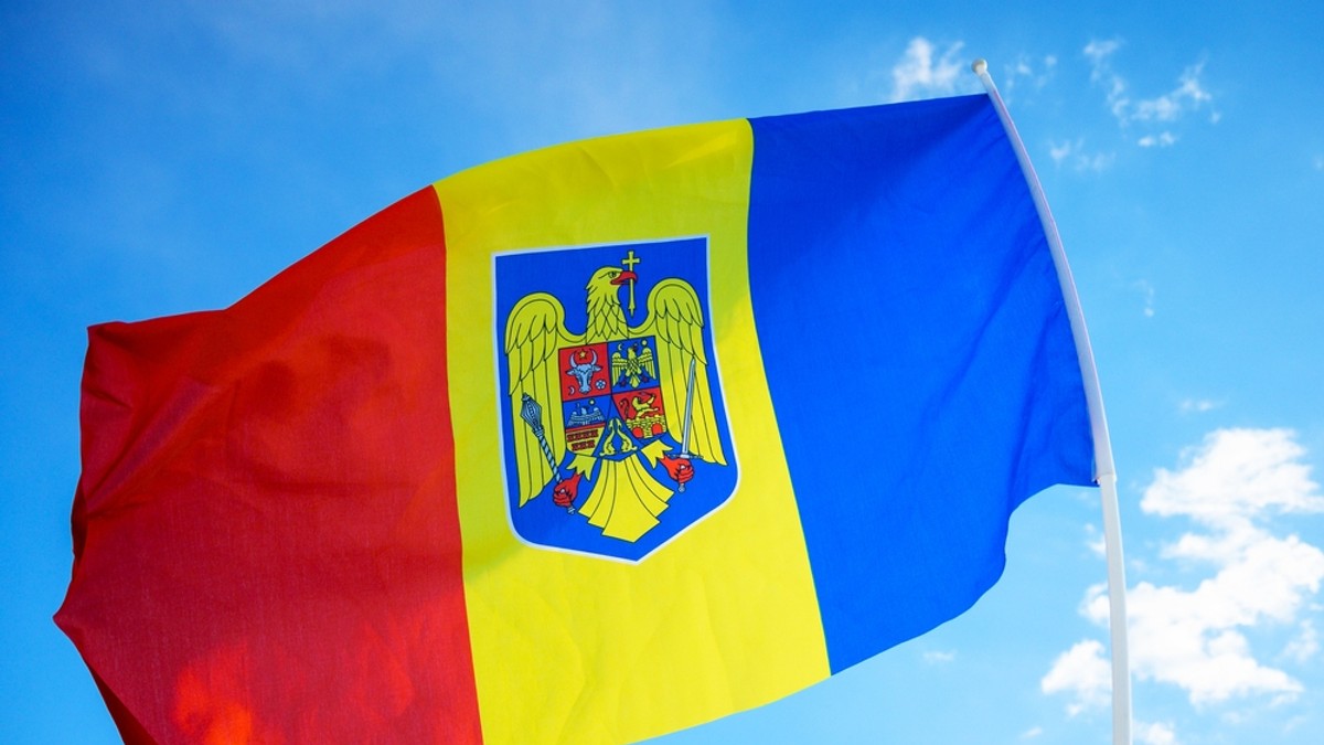 Ce reprezintă simbolurile de pe Stema României - Imagine cu drapelul României pe care este imprimată Stema României