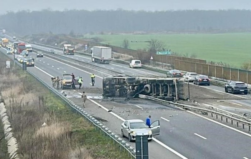 Șoferul care s-a răsturnat cu TIR-ul pe A3 spre Ploiești a fost salvat de trei militari francezi ai NATO