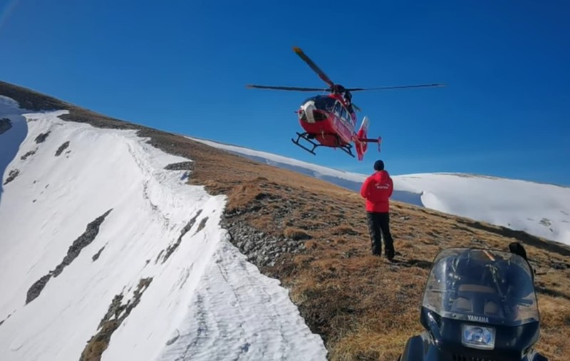 Un turist blocat în masivul Bucegi a săpat o vizuină în zăpadă ca să supraviețuiască peste noapte
