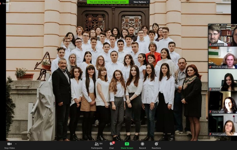 Elevi care plâng lângă curtea şcolii unde n-au voie să intre, scaune goale şi poze prinse cu cleşti de rufe pe o sfoară. Cum au arătat ceremoniile de absolvire a liceului
