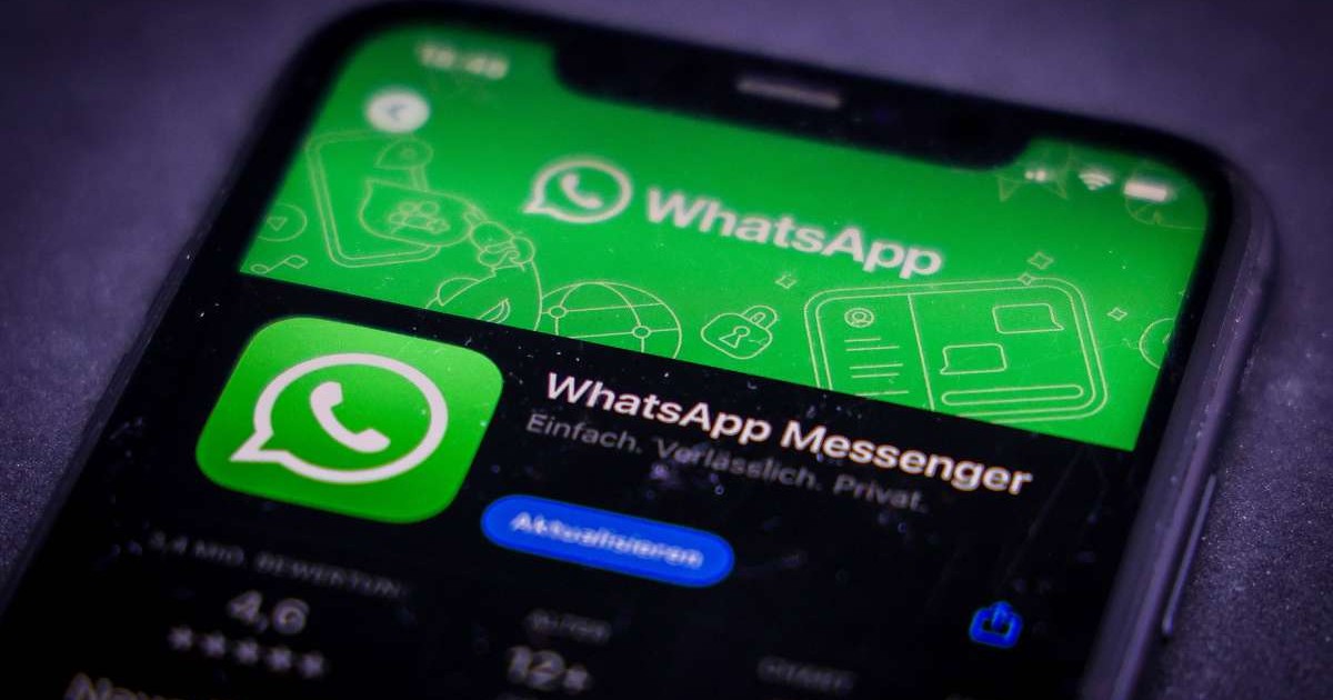 Aplicația WhatsApp afișată în magazinul AppStore, deschis pe un iPhone.