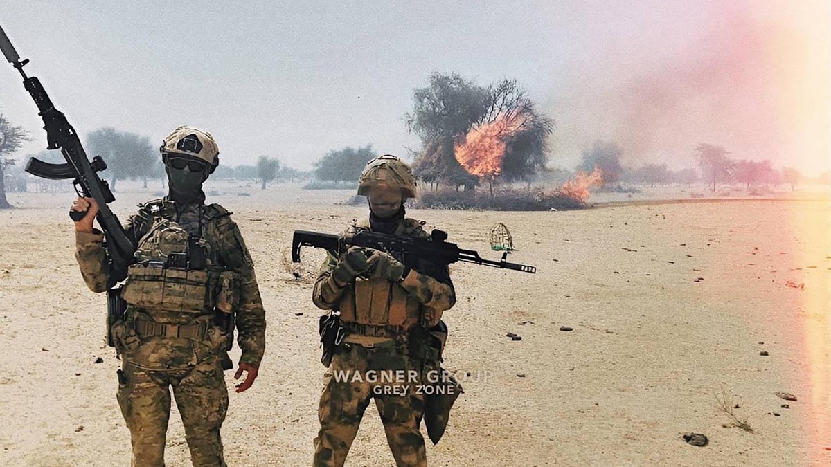 Doi mercenari Wagner, cu arme în mână, în Mali Foto: Profimedia