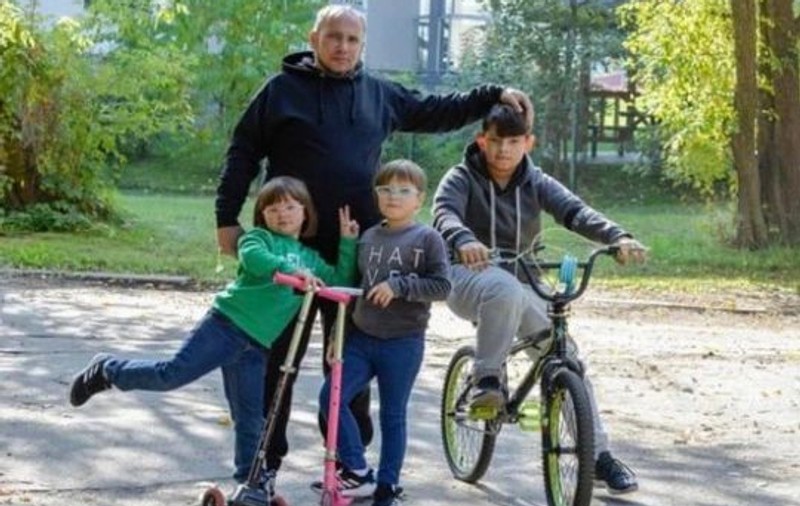 „Tati, ai cinci zile să vii să ne iei, altfel vom fi adoptați de ruși!”. Povestea a trei frățiori din Mariupol, luați cu forța și duși la Moscova