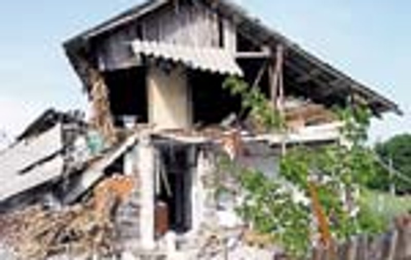 Trei oameni bagati in spital de o explozie
