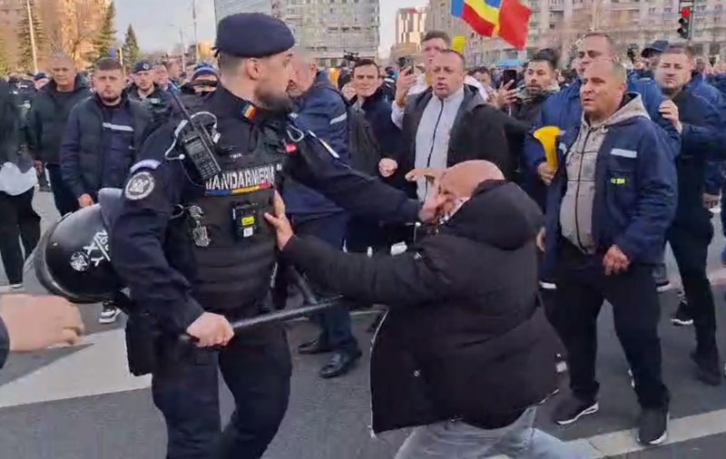 Fanii lui Călin Georgescu au spart barajul la protestul de la Guvern. Bătaie între mineri și jandarmi la finalul manifestației