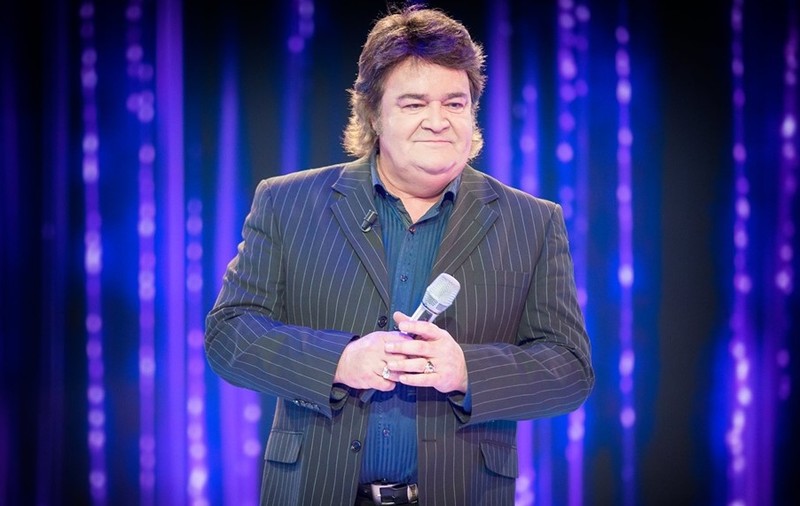 Cândva vedetă a muzicii ușoare, Adrian Romcescu face acum tabere de canto pentru copii. Duce tinerele speranțe la Mamaia