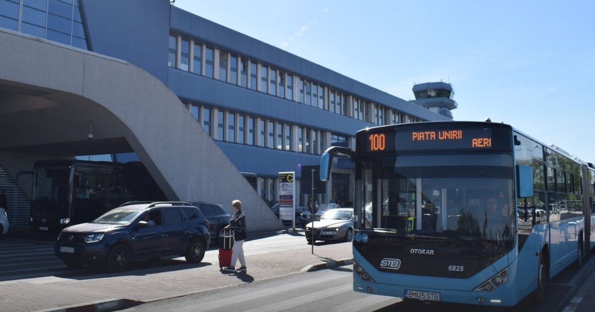 Un autobuz al liniei 100 este în stația „Aeroport Henri Coandă Sosiri”, într-o zi însorită, 2026