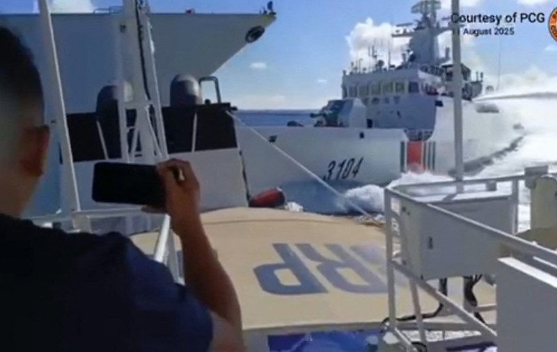Două nave chineze s-au ciocnit între ele în timp ce urmăreau o ambarcaţiune filipineză. Reacția Beijingului