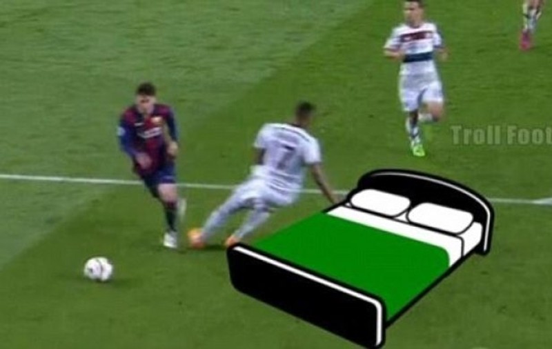 RÂZI CU LACRIMI. Cum a fost ironizat Boateng pe net după ce a fost UMILIT de Messi / GALERIE FOTO