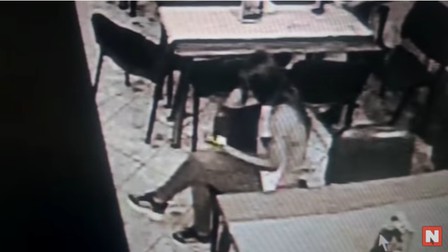 Alexandra, surprinsă de camerele de filmat din restaurantul în care căuta un loc de muncă. Captură foto via Știri-Neamț