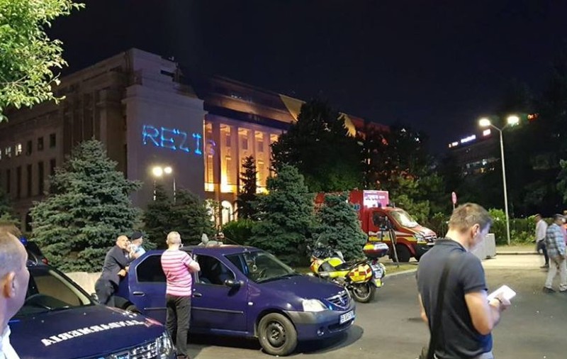 FOTO&VIDEO/ Ce mesaj a apărut pe clădirea Guvernului, în timpul discursului lui Liviu Dragnea