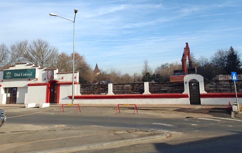 Restaurantul „Doi Cocoși” din București, demolat pentru a face loc unor blocuri | VIDEO