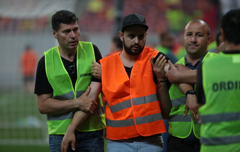Incidente la meciul de baraj Academia Rapid - CSA Steaua. Un om de ordine, victima petardelor | VIDEO
