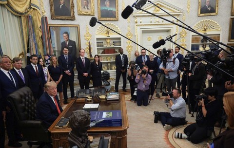Administrația Trump a blocat din nou accesul jurnaliștilor de la Politico, CNN și MS NOW la Casa Albă, ignorând ordinul unei instanțe federale. Foto: Getty Images