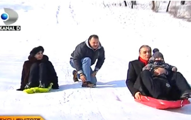 Imagini inedite! Pentru a-i face pe plac micuţului prinţ, familia regală s-a dat cu săniuţa! FOTO