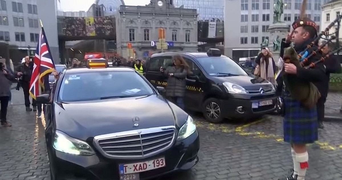 Au părăsit Parlamentul European pe sunet de cimpoi. ”Dacă și voi credeţi în democraţie, urmaţi-ne exemplul!”. Cântăreț la cimpoi în fața delegației de eurodeputați britanici care părăsesc PE