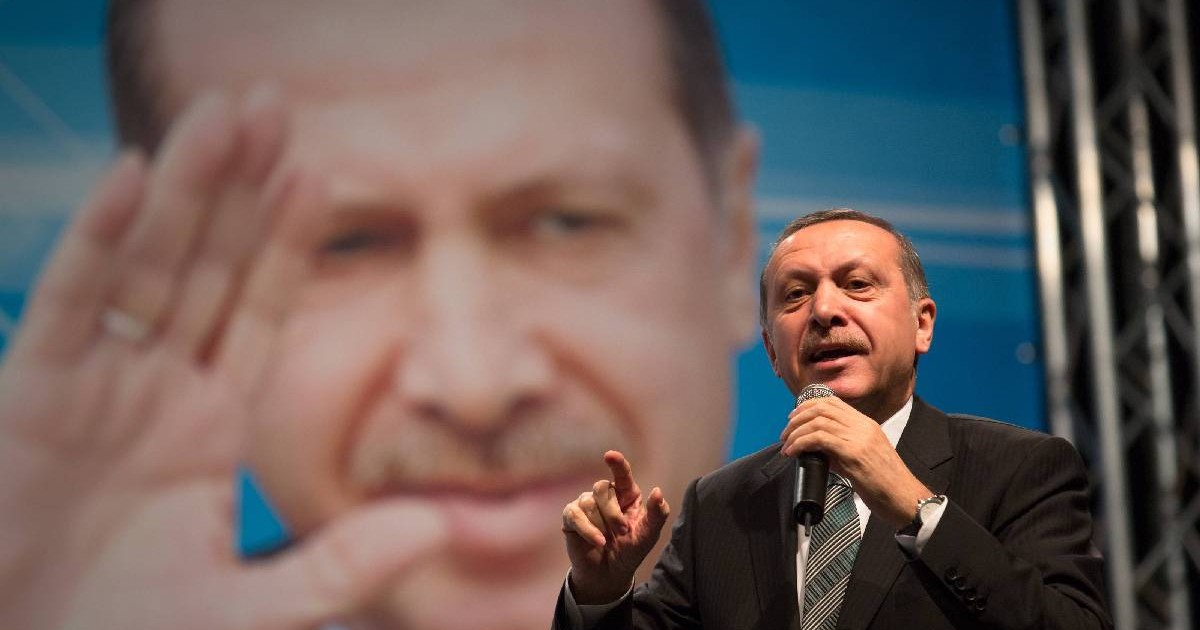 Recep Tayip Erdoğan vorbește gesticulând într-o apariție în fața publicului
