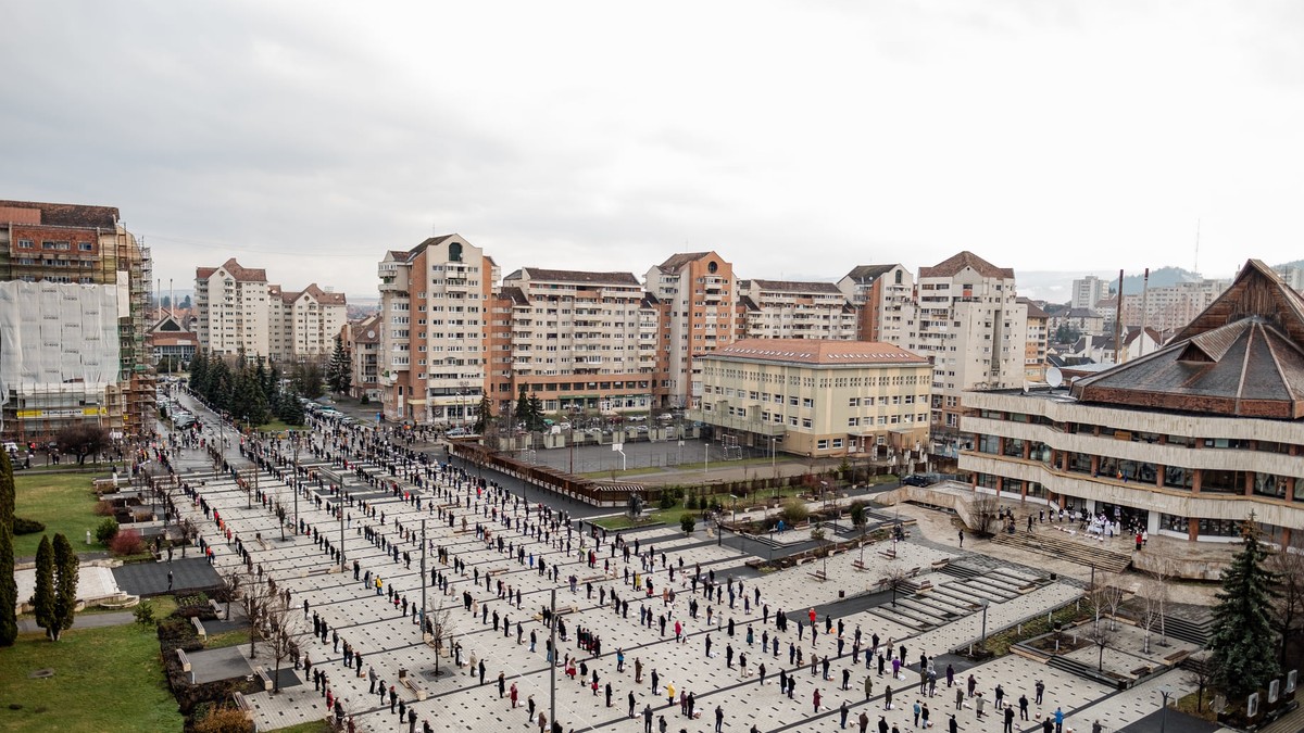 Imagini impresionante de la slujba de Paște din Miercurea Ciuc. Oameni aliniați pe 2 kilometri, cu distanțare socială. La final s-a intonat imnul Ungariei. Oameni aliniati pe bulevard