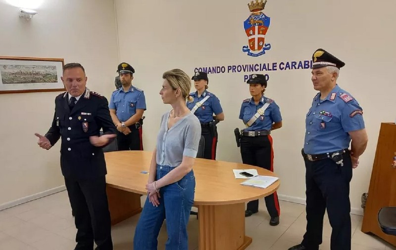 O româncă și-a făcut cumpărăturile cu cardurile furate de la pacienți muribunzi, din spitalul în care lucra, în Italia