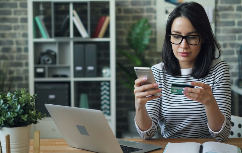 Credit online rapid fără costuri inutile: cum alegi corect înainte să aplici