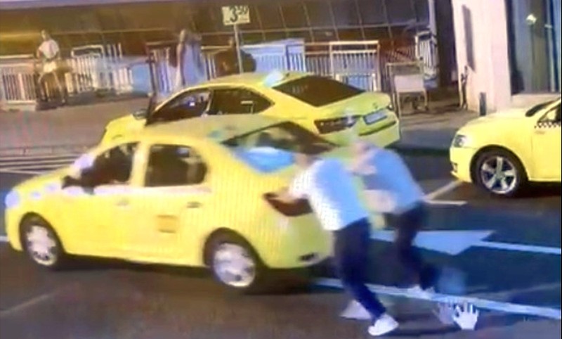 A fost nevoie de doi oameni care să împingă taxiul în care nigerianul de 90 de ani s-a urcat la Aeroportul Otopeni