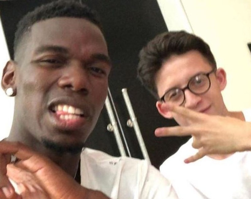 Un puști de 17 ani îi îmbracă pe unii dintre cei mai importanți fotbaliști ai lumii. Printre clienții lui se numără Mesut Ozil, Paul Pogba, Kevin de Bruyne sau Dele Alli