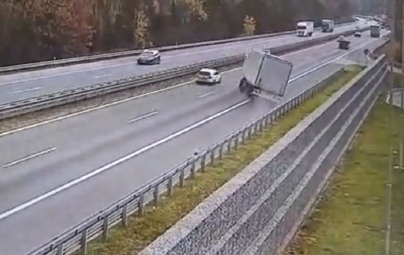 Un șofer moldovean a scăpat TIR-ul de sub control pe o autostradă din Cehia. Camionagiul riscă pedeapsa cu închisoarea