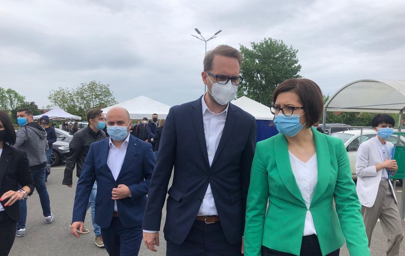 Ministrul sănătății, vizită la primul centru drive-thru din Timișoara. „Acum sunt tot mai multe posibilități pentru a ajunge la vaccinare”