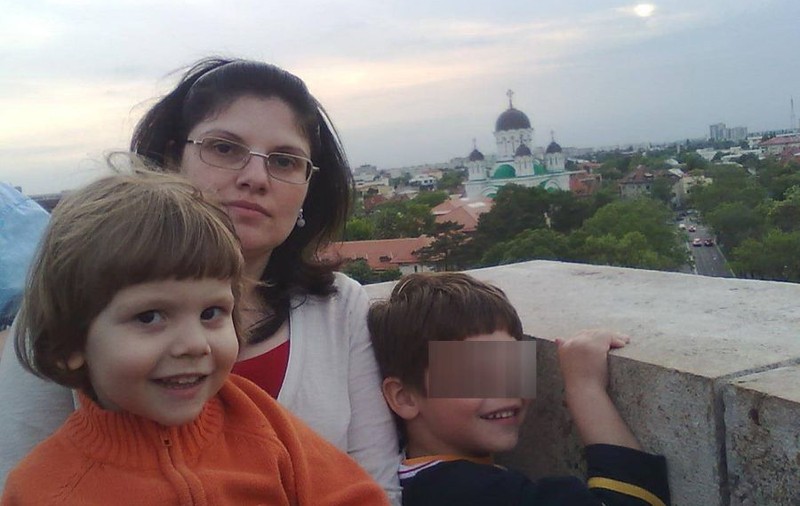 IMAGINEA SFÂŞIETOARE POSTATĂ de MAMA COPILULUI UCIS DE CÂINI, pe INTERNET! 