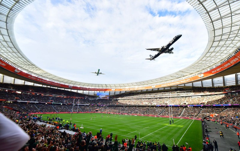 Moment de panică la meciul de rugby Africa de Sud - Noua Zeelandă. Două avioane de pasageri au survolat stadionul plin la o altitudine incredibil de joasă