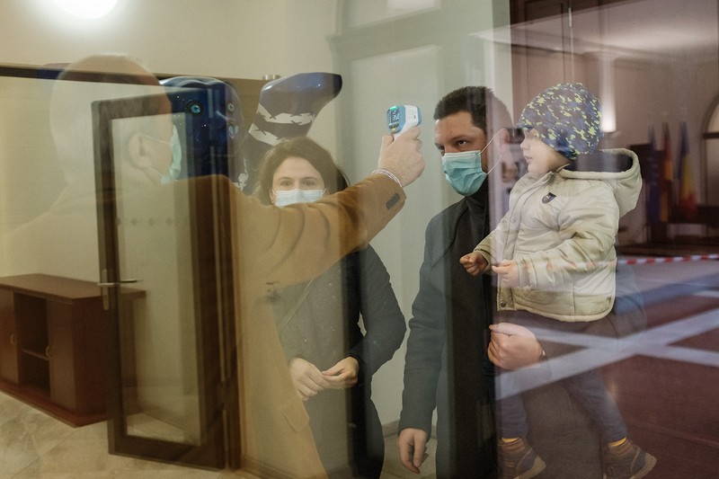 Florin, Ruxandra și fiul lor, Octavian, intră în Ambasada României la Berlin, unde votează la alegerile parlamentare