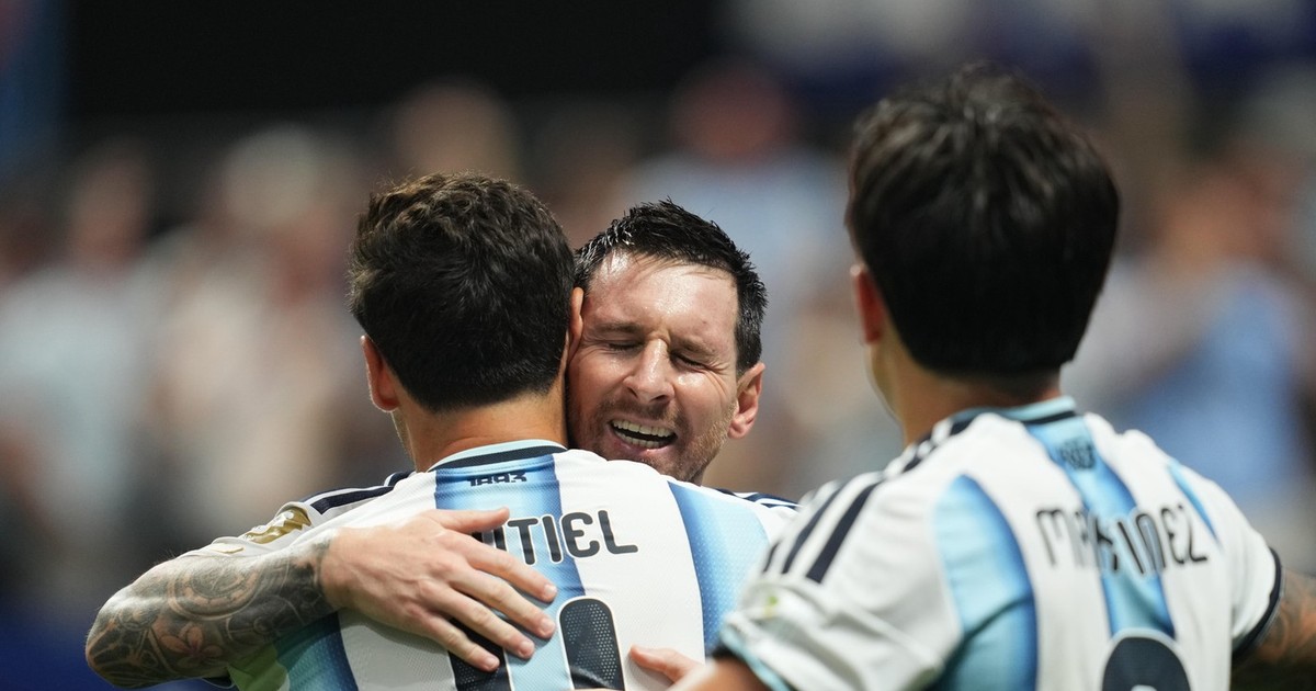 Messi s eimbratiseaza cu colegii dupa golul marcat