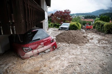 Mașini și gospodării distruse de inundații în Schoenau am Koenigssee, Germania. Fotografie via EPA-EFE/LUKAS BARTH-TUTTAS