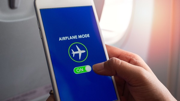 O persoană care a activat modul avion pe telefon 