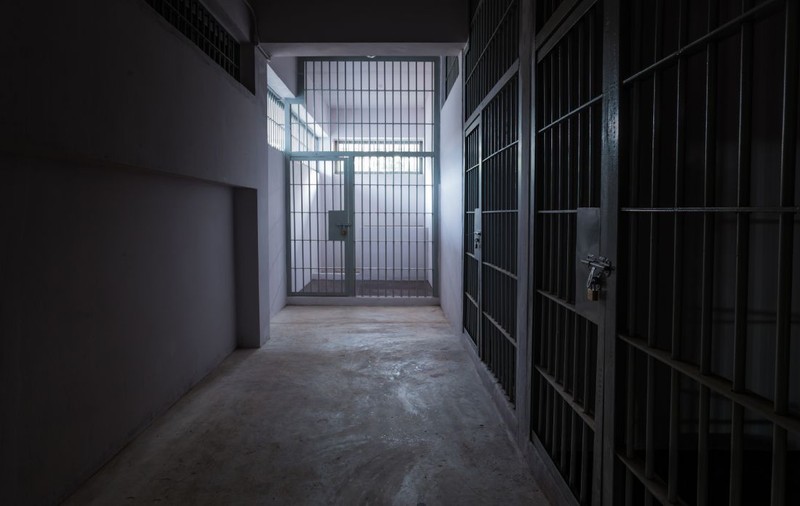 Patru angajați ai Penitenciarului Giurgiu, reținuți după ce au fost filmați în timp ce au bătut un deținut până a intrat în stop cardiac