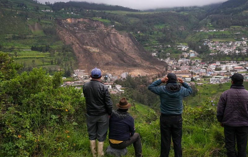 Alunecare masivă de teren în Ecuador. Zeci de case, înghițite de pământ - VIDEO