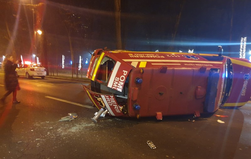 O autospecială SMURD în misiune s-a răsturnat pe Șoseaua Kiseleff după ce a fost lovită de un autoturism
