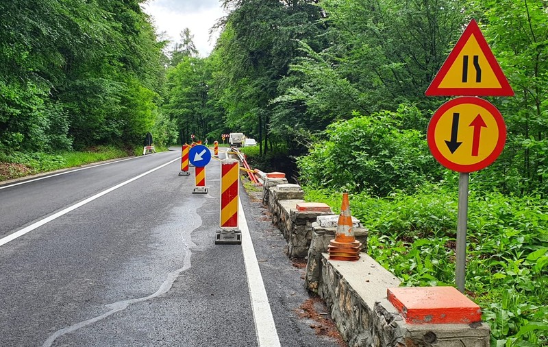 Restricții de circulație pe drumul spre Poiana Braşov, după ce o porţiune din zidul de sprijin s-a surpat
