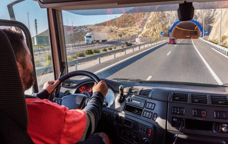 Un șofer român a vândut 11 tone de țevi din PVC în valoare de 50.000 de euro ca să-și „recupereze salariul”: acum riscă 4 ani de închisoare