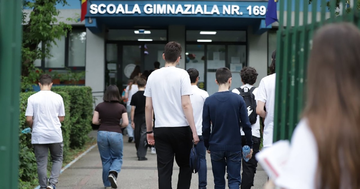 Elevii intră în școală pentru a da examenul de Evaluare Națională 2026