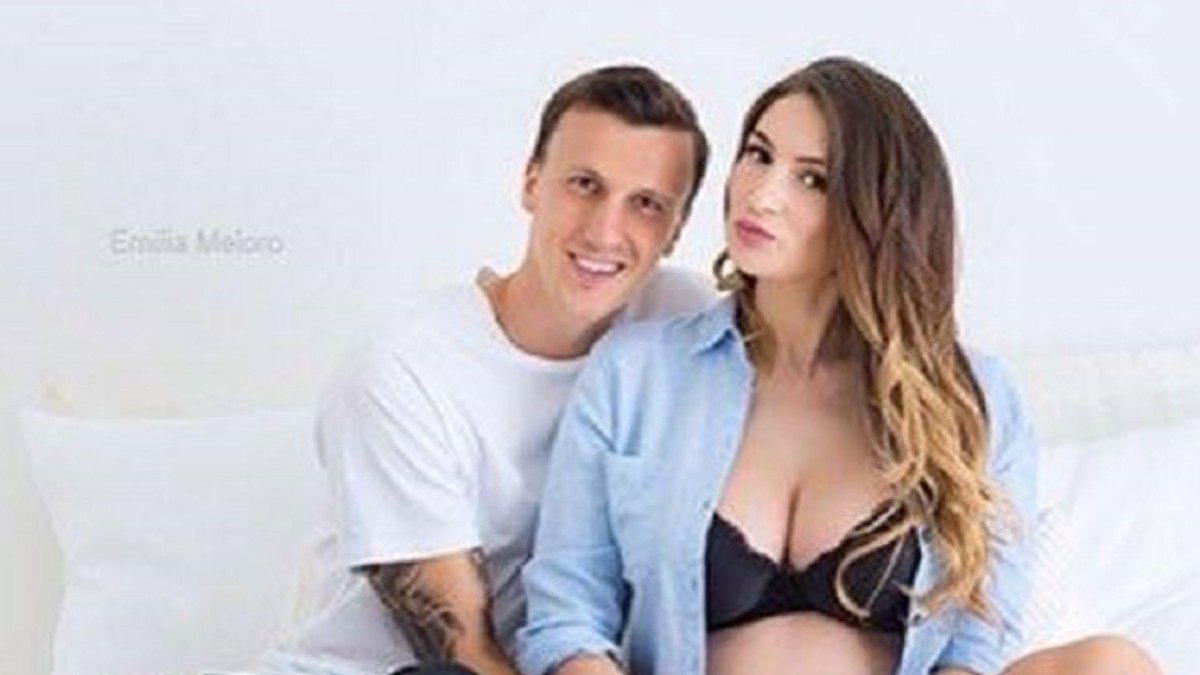 Vlad Chiricheș (stânga) ține mâna pe burtica soției sale, Sabrina, pentru a simți tresăririle pruncului