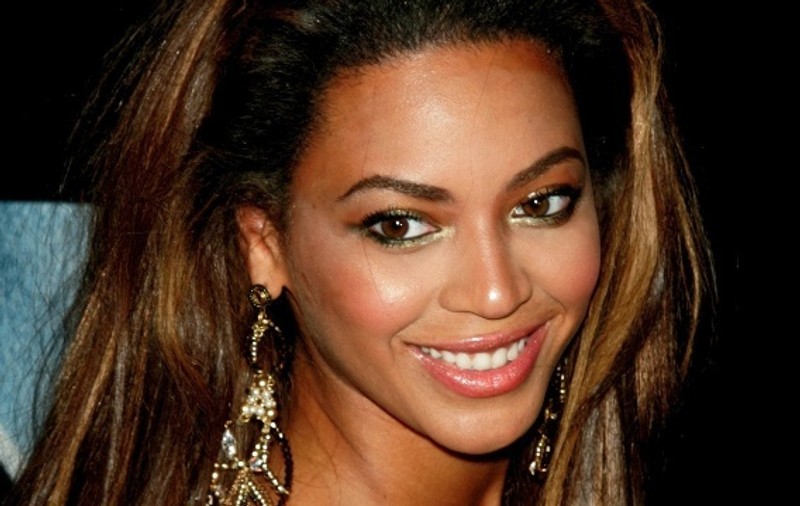 Beyonce lansează pe piaţă CD-uri cu muzică live