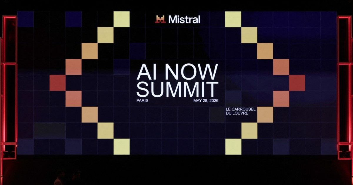 Scena goală înainte de începerea conferinței de deschidere a evenimentului „AI Now Summit” al dezvoltatorului francez de inteligență artificială Mistral, care a avut loc la Carrousel du Louvre din Paris, pe 28 mai 2026