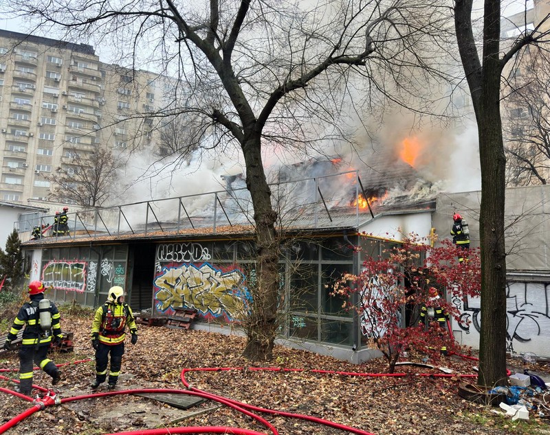 Incendiu la restaurantul dezafectat Mărul de Aur, de pe Calea Victoriei. Pompierii luptă cu flăcările