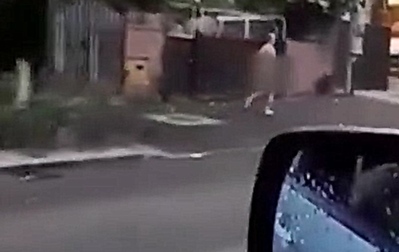 VIDEO | Amantul unei craiovence a alergat 3 kilometri în pielea goală, după ce soțul femeii i-a prins în casă. Bărbatul înșelat a filmat scena: „Unde e masca?”