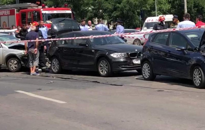 UPDATE: Accident în cartierul Floreasca, provocat de un șofer urmărit de Poliție. Pasagerul care a fugit a fost reținut