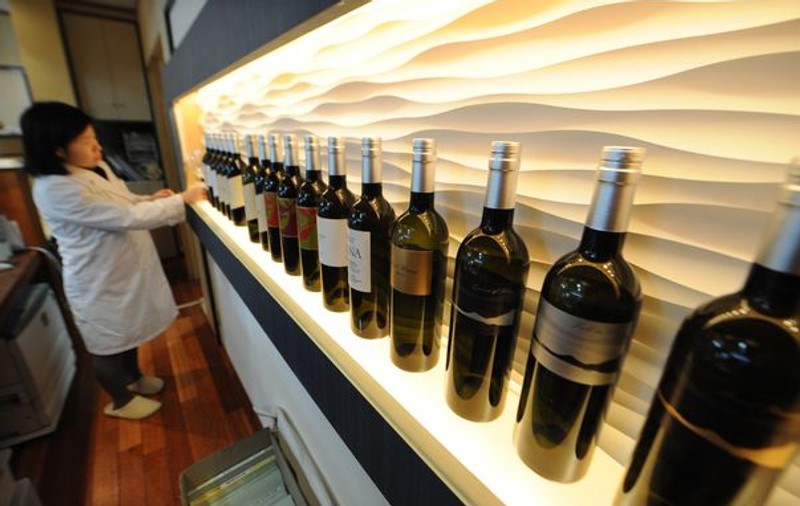 O sticlă de vin galben de Jura din 1774 a fost vândută pentru fabuloasa sumă de...