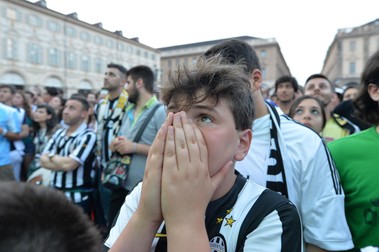 epa04786802 Juventus' supporters in Piazza San Carlo in Turin, Italy, 06 June 2015, watch the UEFA Champions League final between Barcelona and Juventus at the Olympic Stadium in Berlin, Germany. EPA/ALESSANDRO DI MARCO