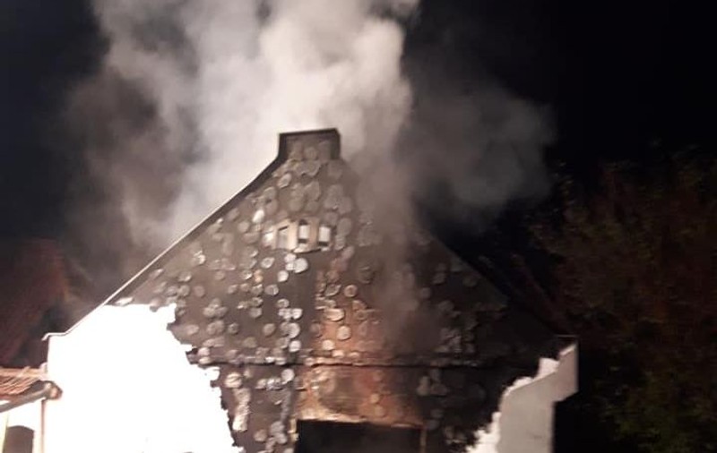 O femeie a murit într-un incendiu izbucnit într-o localitate din Timiș. Dormea și o scânteie a sărit din sobă |FOTO