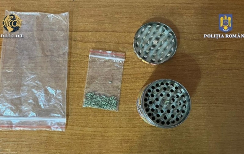 Şase persoane, arestate preventiv în dosarul traficului de droguri din Bacău. Ce au găsit polițiștii la percheziții